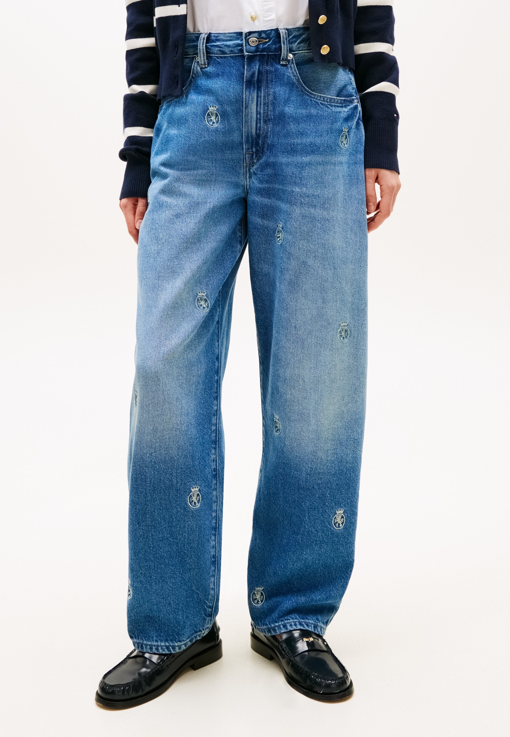 CREST EMBROIDERY MID RISE BARREL LEG JEANS Media 3