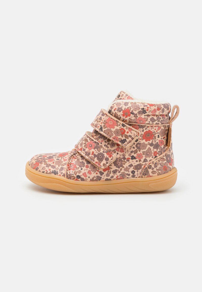 Blumendekorierte High-Top-Schuhe in zartem Rosa mit drei Klettverschlussriemen. Sie haben eine beigefarbene Gummisohle und ein weiches, weißes Innenfutter.