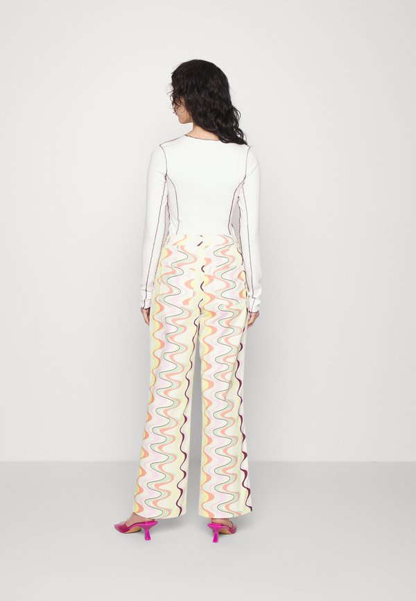 Résumé LILLYRS PANTS