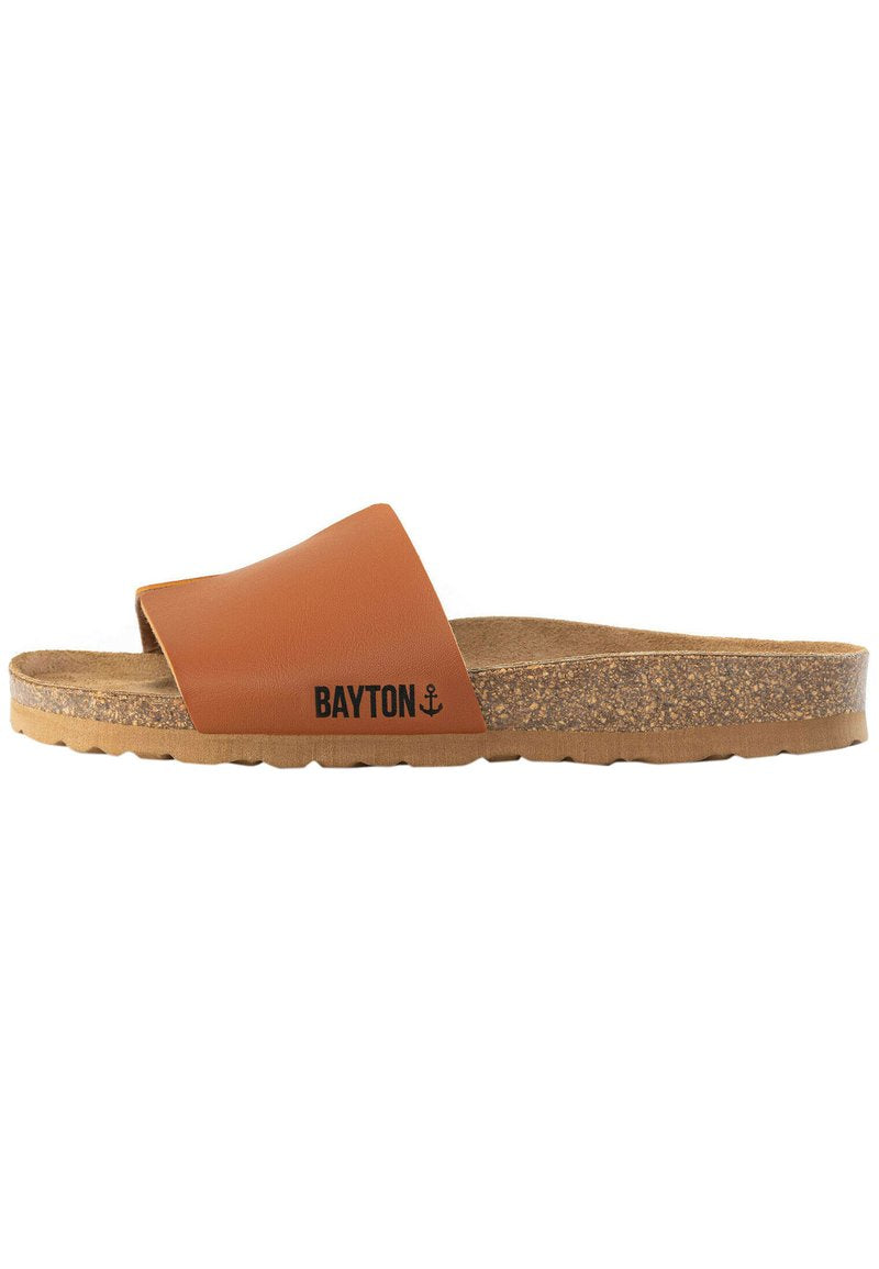Braune Korksohle Riemensandale mit breitem Lederband und "BAYTON"-Text sowie Anker-Logo an der Seite.