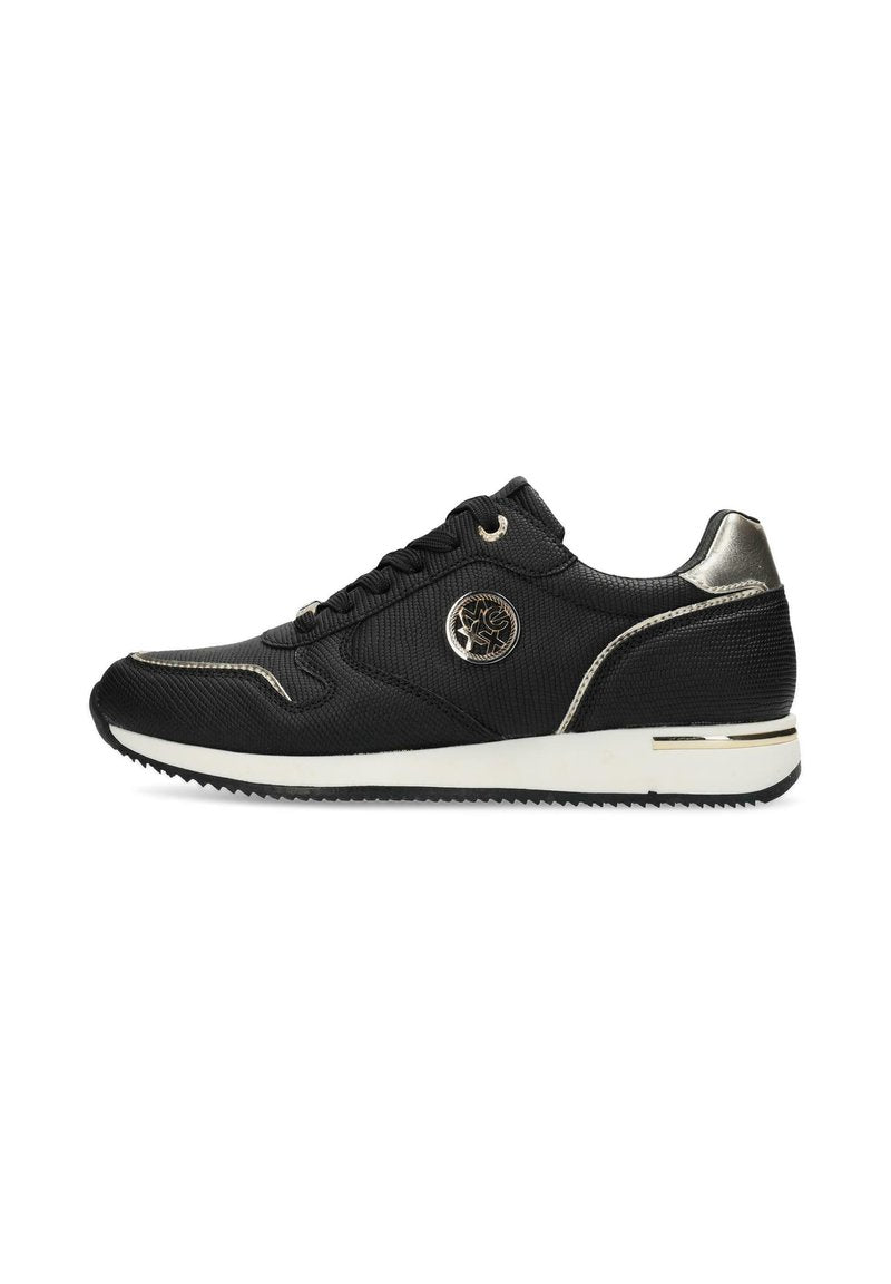 Schwarze Sportschuhe aus strukturiertem Material, mit metallischen Akzenten, Schnürdesign und einer weißen Sohle mit einem gemusterten Profil für besseren Halt.