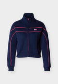 Marineblaue Reißverschlussjacke mit hohem Kragen, pinken Paspeln an Ärmeln und Brust sowie einem kleinen rechteckigen Logo auf der linken Brust.