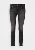 Schwarze Denim-Jeans im Slim Fit mit Fronttaschen, Knopfverschluss und subtilen Ausbleichungen an den Oberschenkeln. Glatte Textur.