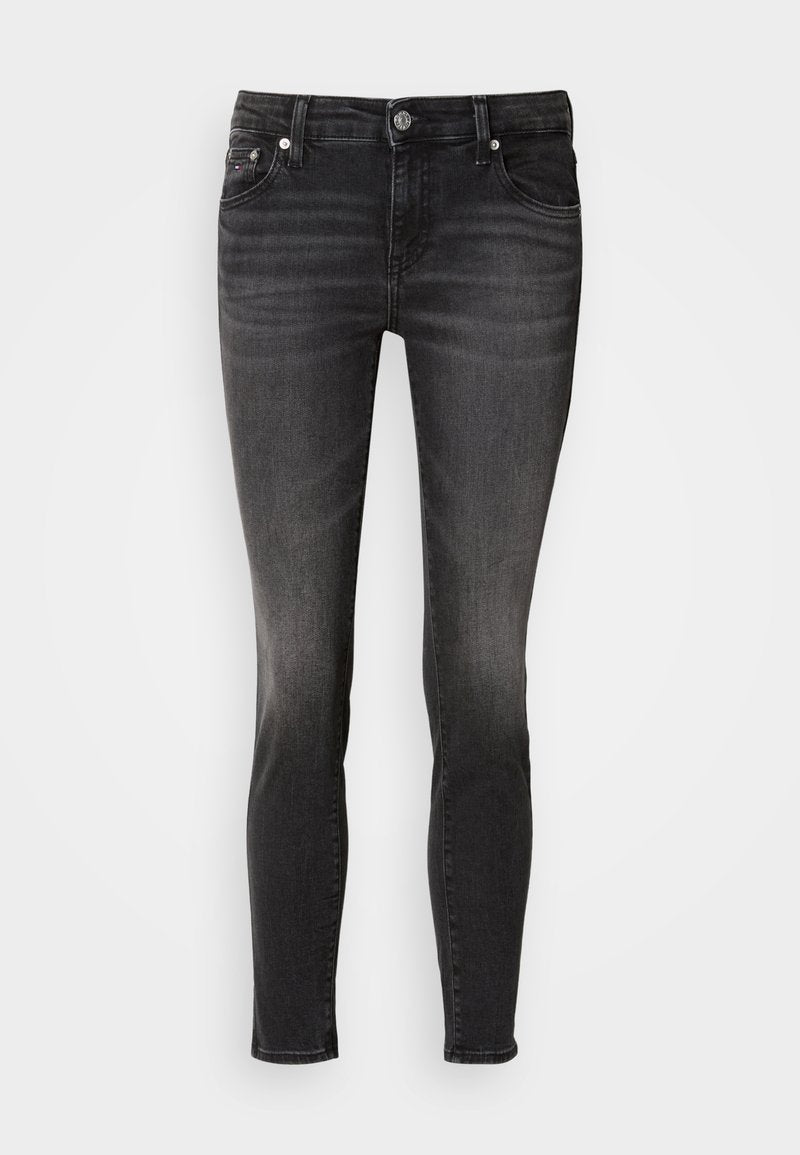 Schwarze Denim-Jeans im Slim Fit mit Fronttaschen, Knopfverschluss und subtilen Ausbleichungen an den Oberschenkeln. Glatte Textur.