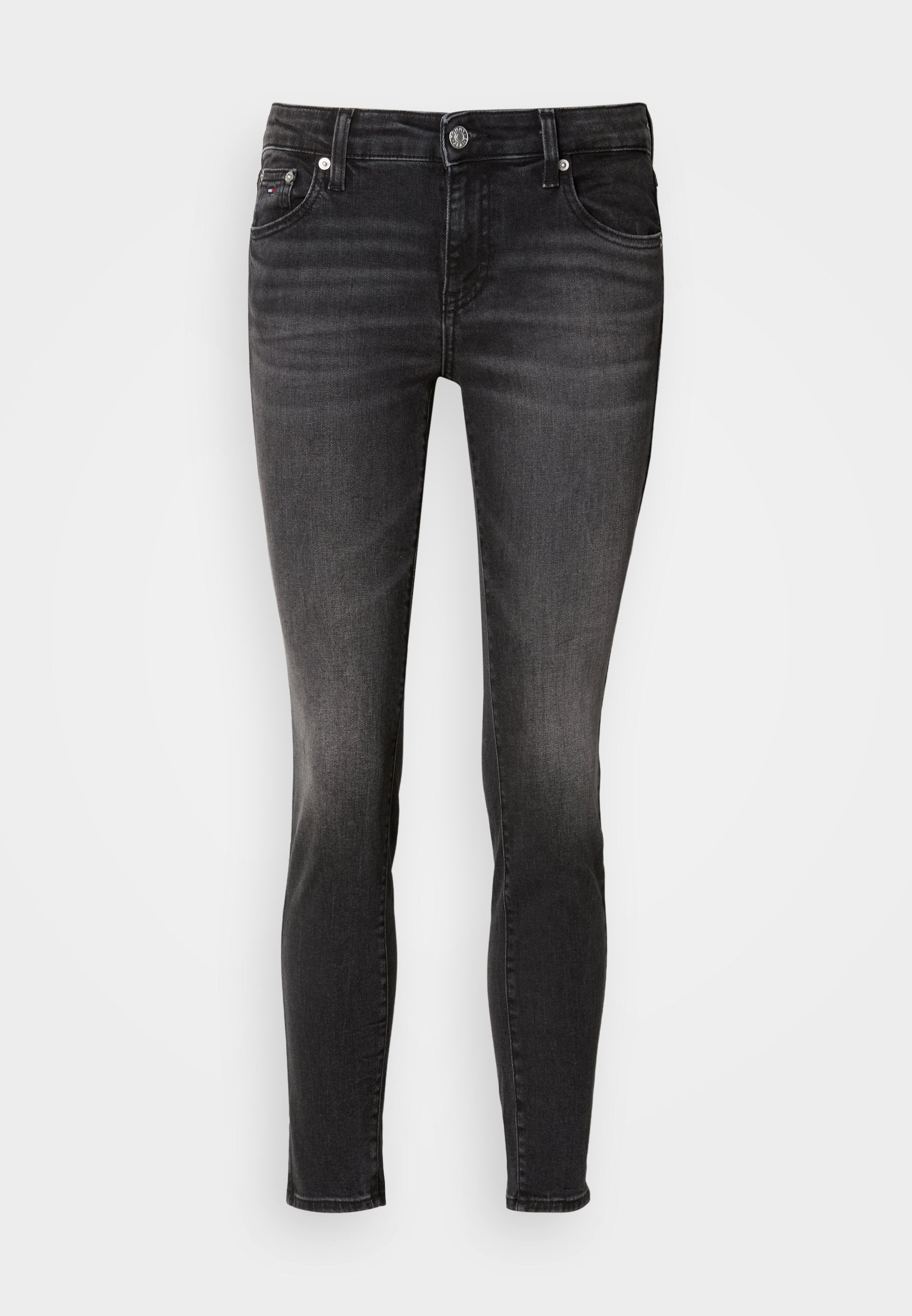 Schwarze Denim-Jeans im Slim Fit mit Fronttaschen, Knopfverschluss und subtilen Ausbleichungen an den Oberschenkeln. Glatte Textur.