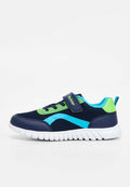 Navyblaue Sportschuh mit grünen und hellblauen Akzenten, Klettverschluss, weißer Sohle und atmungsaktivem Mesh-Material für Kinder.