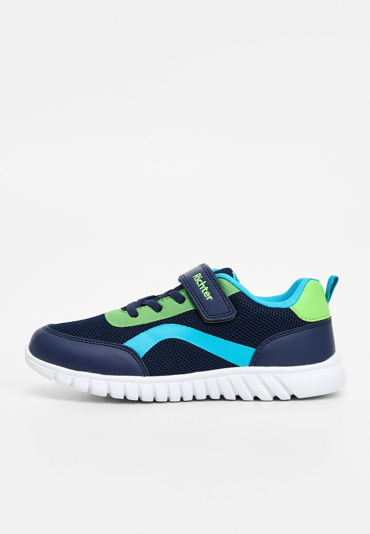Navyblaue Sportschuh mit grünen und hellblauen Akzenten, Klettverschluss, weißer Sohle und atmungsaktivem Mesh-Material für Kinder.