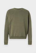 Ein schlichter, olivgrüner Rundhalsausschnitt-Pullover mit langen Ärmeln sowie gerippten Bündchen und Saum, auf einem neutralen Hintergrund präsentiert.