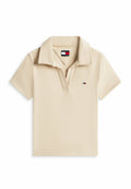 Beiges Polohemd mit kurzen Ärmeln, mit offenem Kragen und kleinem Tommy Jeans-Logo auf der Brust, aus geripptem, strukturiertem Stoff.