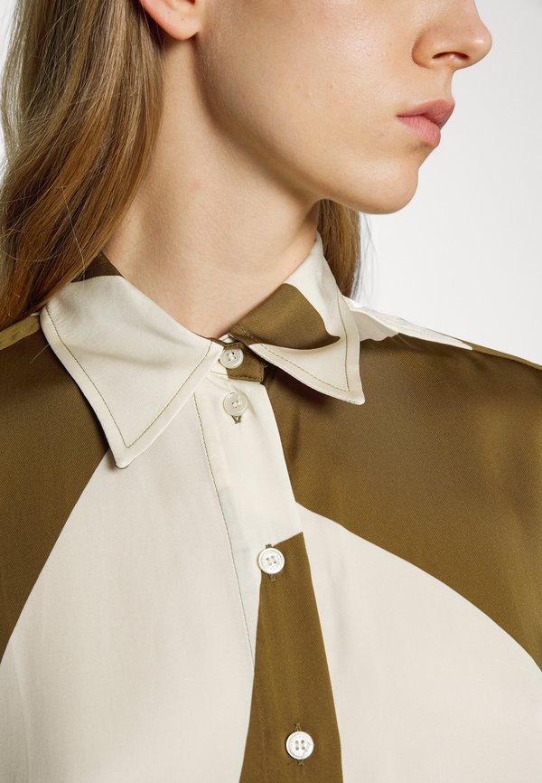 Victoria Beckham POINTED COLLAR