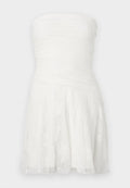 Weißes trägerloses Kleid mit gerafftem Oberteil, Spitzenverzierungen und ausgestelltem Rock. Hergestellt aus leichtem Stoff mit strukturierter Oberfläche.