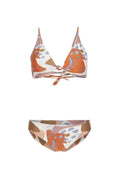 Bikini-Set mit einem mehrfarbigen abstrakten Muster in Orange, Braun und Hellblau. Das Material ist weich, mit einem dreieckigen BH und klassischen Slips.