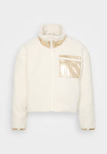 Weiße Fleecejacke mit hohem Kragen, ausgestattet mit einem glänzenden goldenen Reißverschluss, goldenen Akzenten an der Tasche und den Ärmeln sowie einem verkürzten Design.