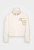 Weiße Fleecejacke mit hohem Kragen, ausgestattet mit einem glänzenden goldenen Reißverschluss, goldenen Akzenten an der Tasche und den Ärmeln sowie einem verkürzten Design.