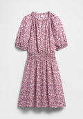 Florales Kleid in Rosa- und Weißtönen mit geraffter Taille, Puffärmeln, Knopfleiste vorne und weicher Stoffstruktur.