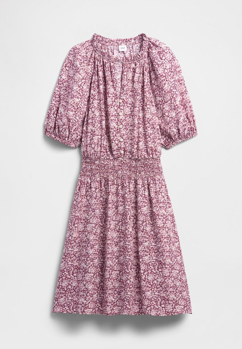 Florales Kleid in Rosa- und Weißtönen mit geraffter Taille, Puffärmeln, Knopfleiste vorne und weicher Stoffstruktur.