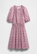 Florales Kleid in Rosa- und Weißtönen mit geraffter Taille, Puffärmeln, Knopfleiste vorne und weicher Stoffstruktur.