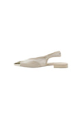 Beige Slingback-Flats mit spitzer Zehenform, ausgestattet mit einem Mesh-Obermaterial, glatten Akzenten und einer metallischen Zehenkappe.