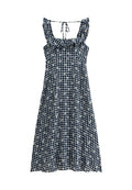 Marineblaues und weißes Gingham-Kleid mit floralem Muster, Rüschenträgern und taillierter Oberseite. Leichter Stoff mit einer lockeren A-Linie.