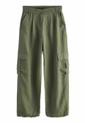 Grüne Cargo-Hosen aus Baumwolle mit elastischem Bund, zwei seitlichen Taschen und zwei Cargo-Taschen an den Oberschenkeln. Weit geschnittenes Design.