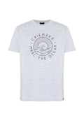 Hellgraues T-Shirt mit kurzen Ärmeln und rundem Ausschnitt, mit einem runden Wellen- und Sonnenmotiv und dem Text „Chiemsee MBRC The Ocean“ auf der Vorderseite.