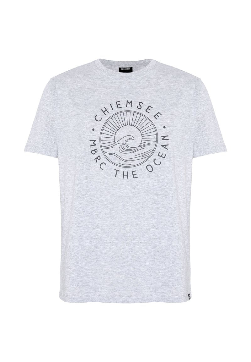 Hellgraues T-Shirt mit kurzen Ärmeln und rundem Ausschnitt, mit einem runden Wellen- und Sonnenmotiv und dem Text „Chiemsee MBRC The Ocean“ auf der Vorderseite.
