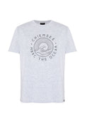 Hellgraues T-Shirt mit kurzen Ärmeln und rundem Ausschnitt, mit einem runden Wellen- und Sonnenmotiv und dem Text „Chiemsee MBRC The Ocean“ auf der Vorderseite.
