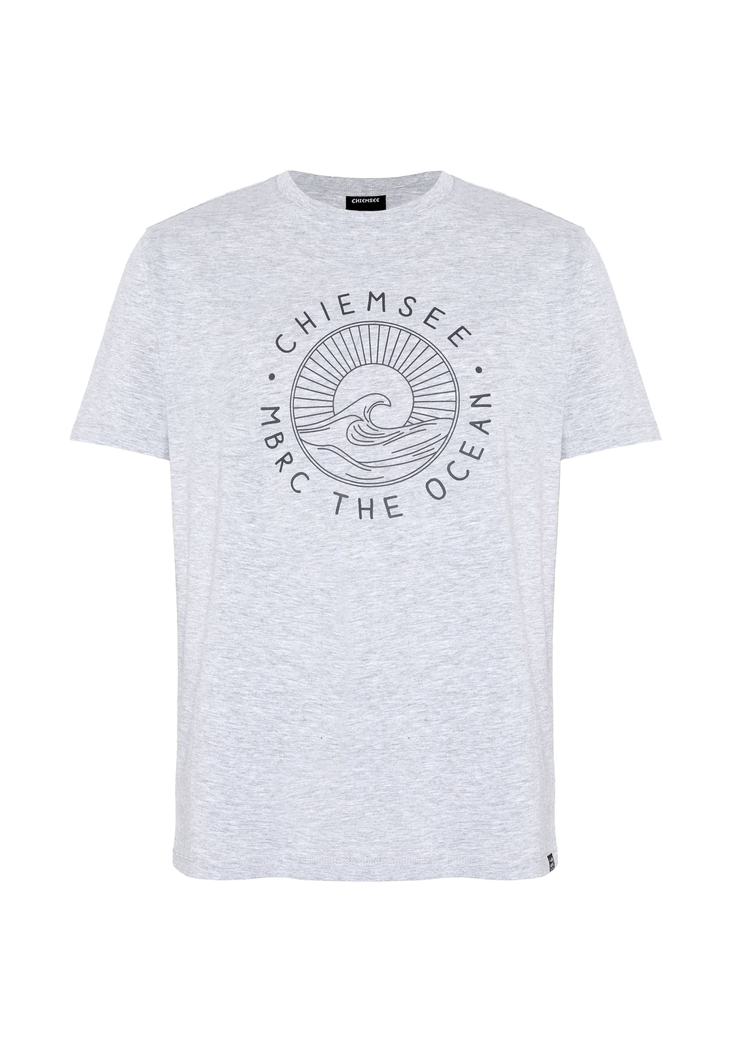 Hellgraues T-Shirt mit kurzen Ärmeln und rundem Ausschnitt, mit einem runden Wellen- und Sonnenmotiv und dem Text „Chiemsee MBRC The Ocean“ auf der Vorderseite.