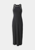 Schwarzes ärmelloses Kleid mit tailliertem Oberteil, das metallische Akzentnähte am Ausschnitt und eine gerade, knöchellange Silhouette aufweist.