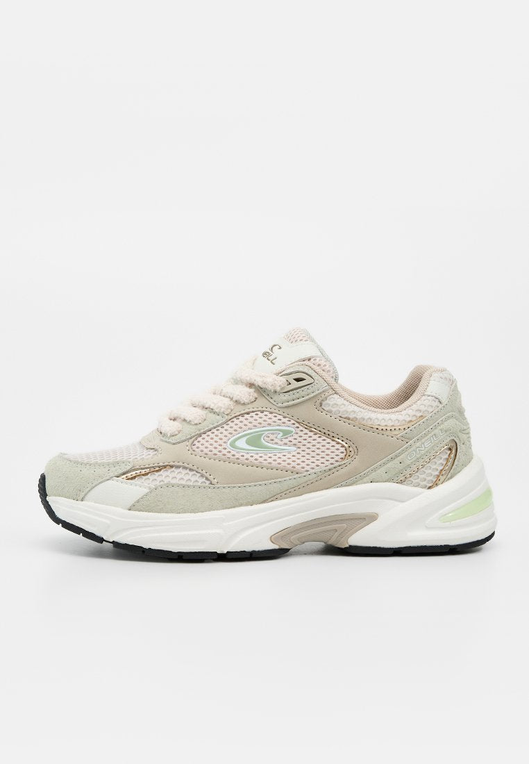 Beiger und weißer Mesh-Laufschuh mit gepolsterter Sohle, hellgrünem Logo an der Seite und dicken weißen Schnürsenkeln, seitlich dargestellt.