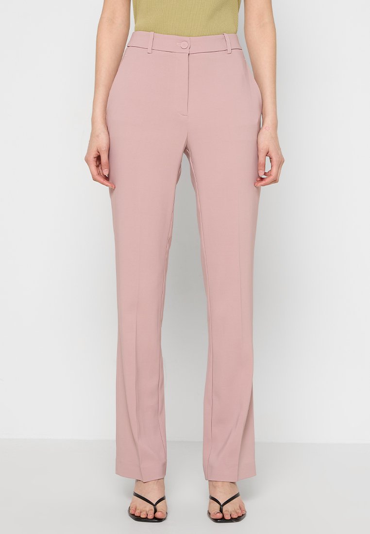 Hose aus leichtem pinkem Stoff, tailliert mit hoher Taille, mit einem Knopfverschluss und geradem Bein. Glatte Textur und klare Linien.