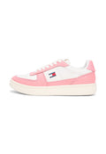 Low-Top-Sneaker aus weißem und rosa Leder mit weißen Schnürsenkeln, beiger Sohle und kleinem Tommy Jeans Logo auf der Seitenfläche.