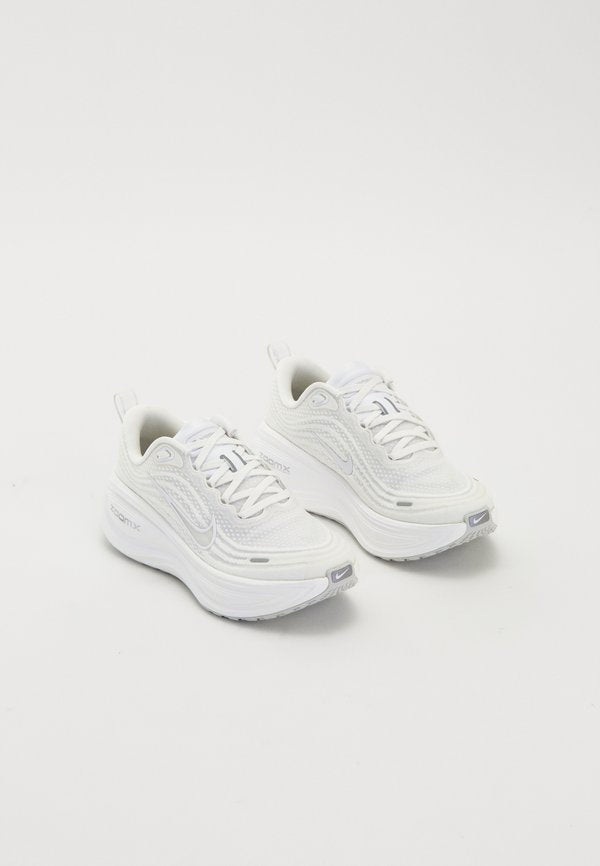 Nike Performance VOMERO PLUS - Road running shoes - white/summit white/photon dust/metallic silver