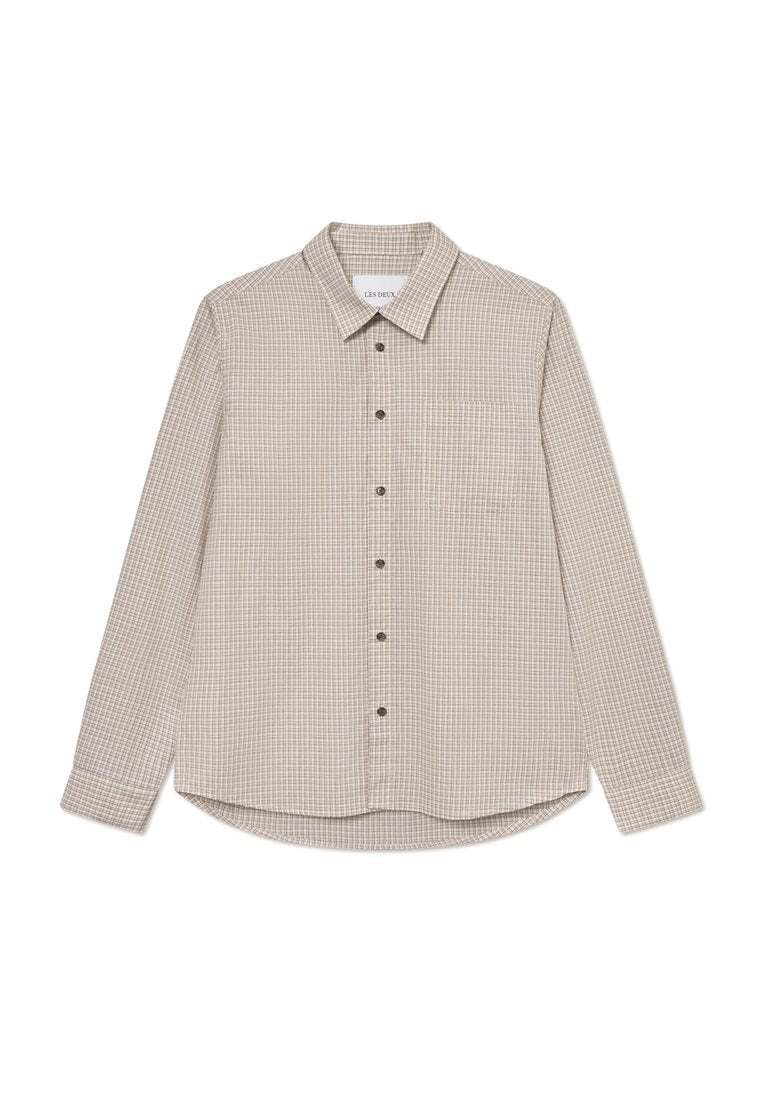 Braun- und beige kariertes Langarmhemd mit Button-Down-Kragen, Brusttasche und braunen Knöpfen, mit abgerundetem Saum.