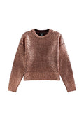 Rosa-goldfarbener Pullover mit einer strukturierten, glänzenden Oberfläche, langen Ärmeln und einem runden Ausschnitt. Das Design hat eine leicht verkürzte Länge.