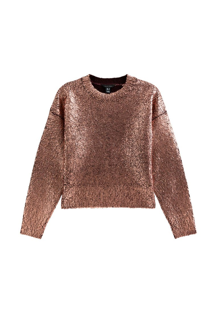 Rosa-goldfarbener Pullover mit einer strukturierten, glänzenden Oberfläche, langen Ärmeln und einem runden Ausschnitt. Das Design hat eine leicht verkürzte Länge.