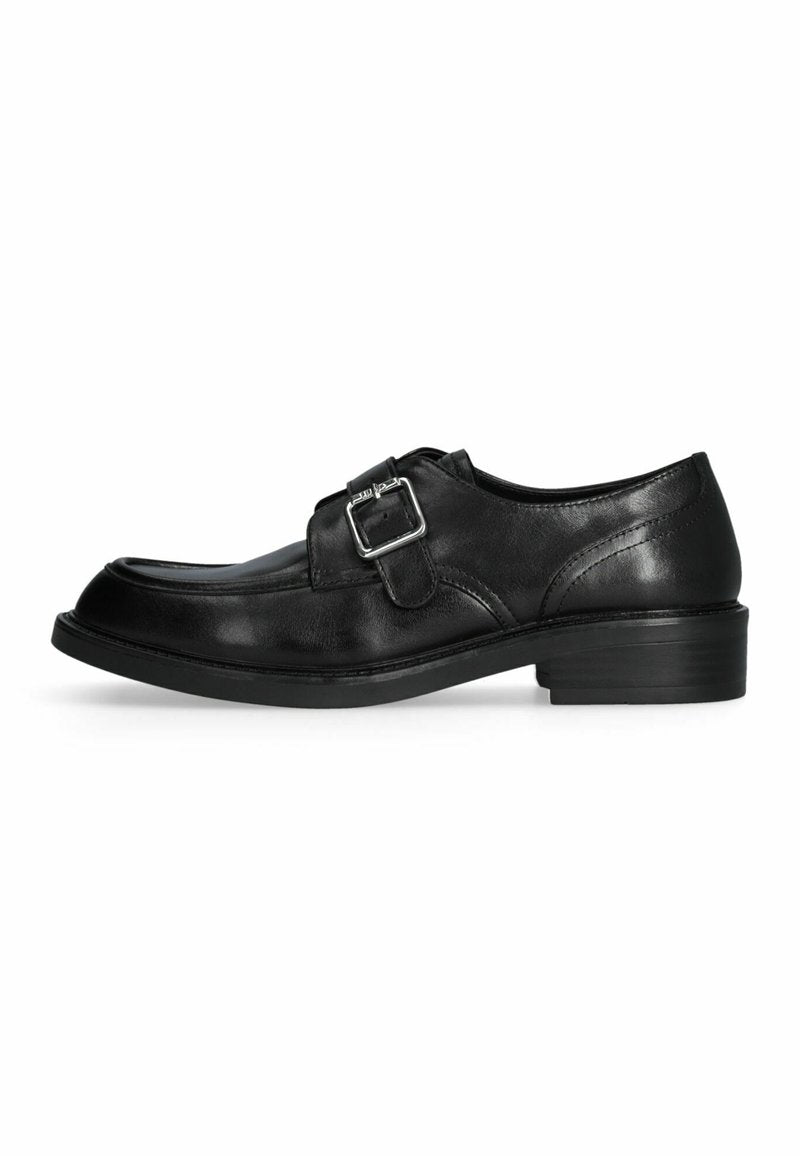 Schwarzer Herrenschuh aus Leder mit silberner Schnalle, niedrigem Absatz und abgesteppten Details auf weißem Hintergrund.