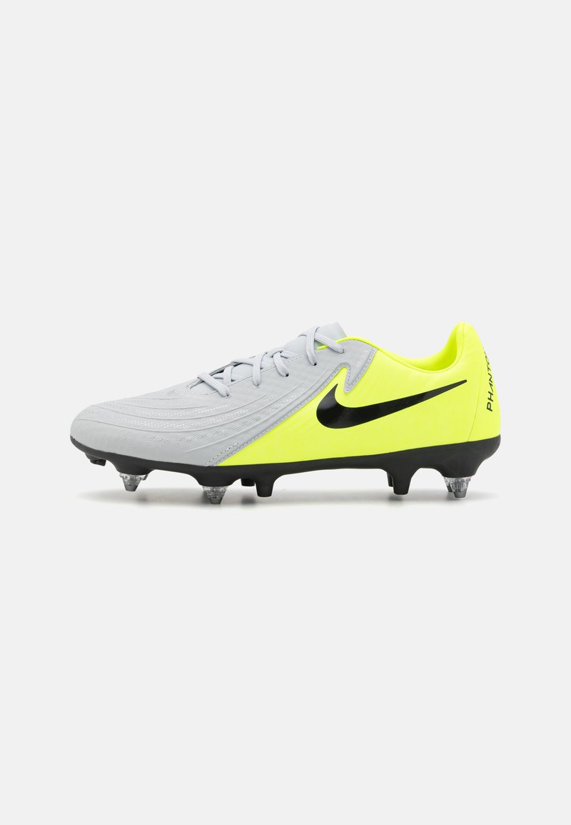 Nike Fußballschuh mit grauem Obermaterial und strukturierten Details, neongelben Akzenten, schwarzem Logo und durchsichtigen Stollen für Traktion.