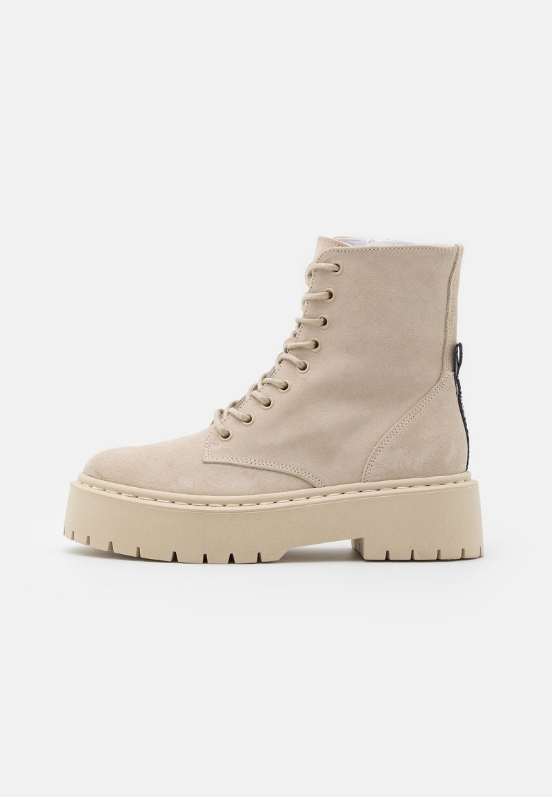 Beige Wildleder-Stiefelette mit Plattformsohle, Schnürung vorne und einem seitlichen Reißverschluss. Verfügt über gestickte Details und eine strukturierte Sohle.