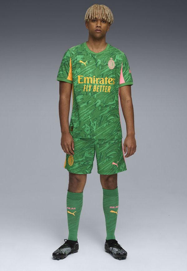 Puma AC MILAN 25/26 - Sports shorts - archive green intense orange