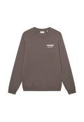 Brauner Sweatshirt aus weichem Stoff, mit langen Ärmeln, Rundhalsausschnitt und einem weißen Logo auf der Brust. Gerippte Ärmelbündchen und Saum.