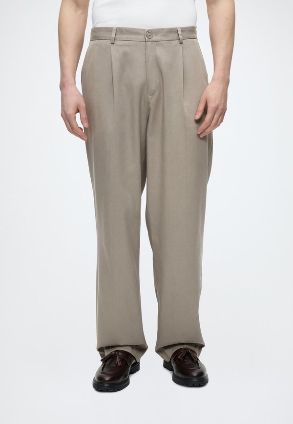 Les Deux REECE PLEATED SUIT PANTS