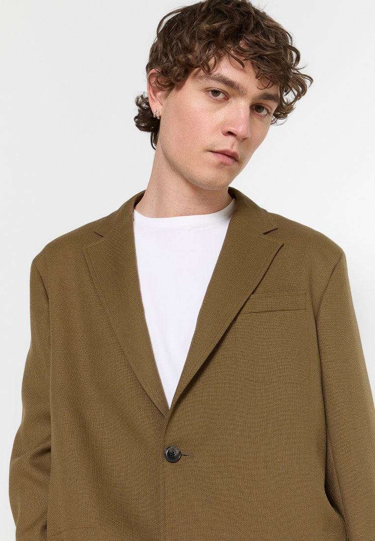 CLOSED RELAXED FIT
