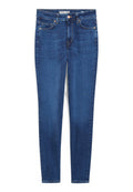 Dunkelblaue Slim-Fit-Jeans aus Denim mit Fronttaschen, Gürtelschlaufen und Kupferknopfverschluss, flach auf einem weißen Hintergrund ausgelegt.