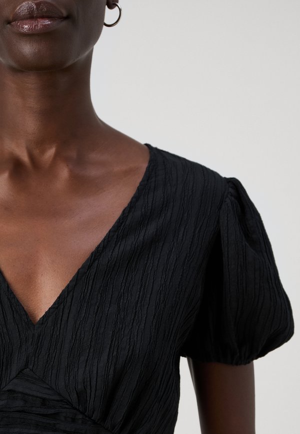 Vero Moda Tall VMANDREA V NECK SHORT DRESS
