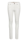 Weißes, enges Jeansmaterial, mit mittelhohem Bund, fünf Taschen und subtilen braunen Hardware-Details. Glatte Textur.