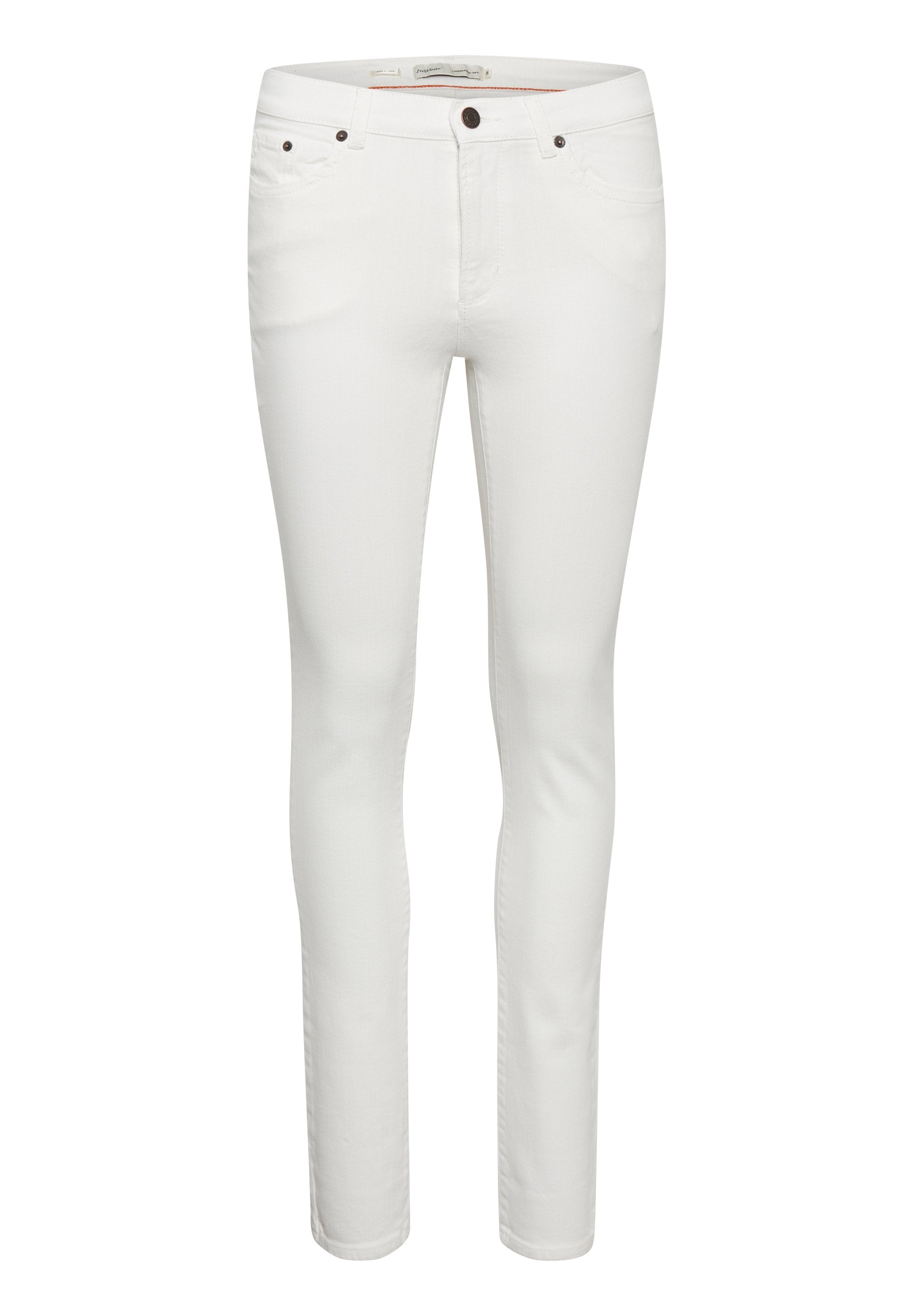 Weißes, enges Jeansmaterial, mit mittelhohem Bund, fünf Taschen und subtilen braunen Hardware-Details. Glatte Textur.