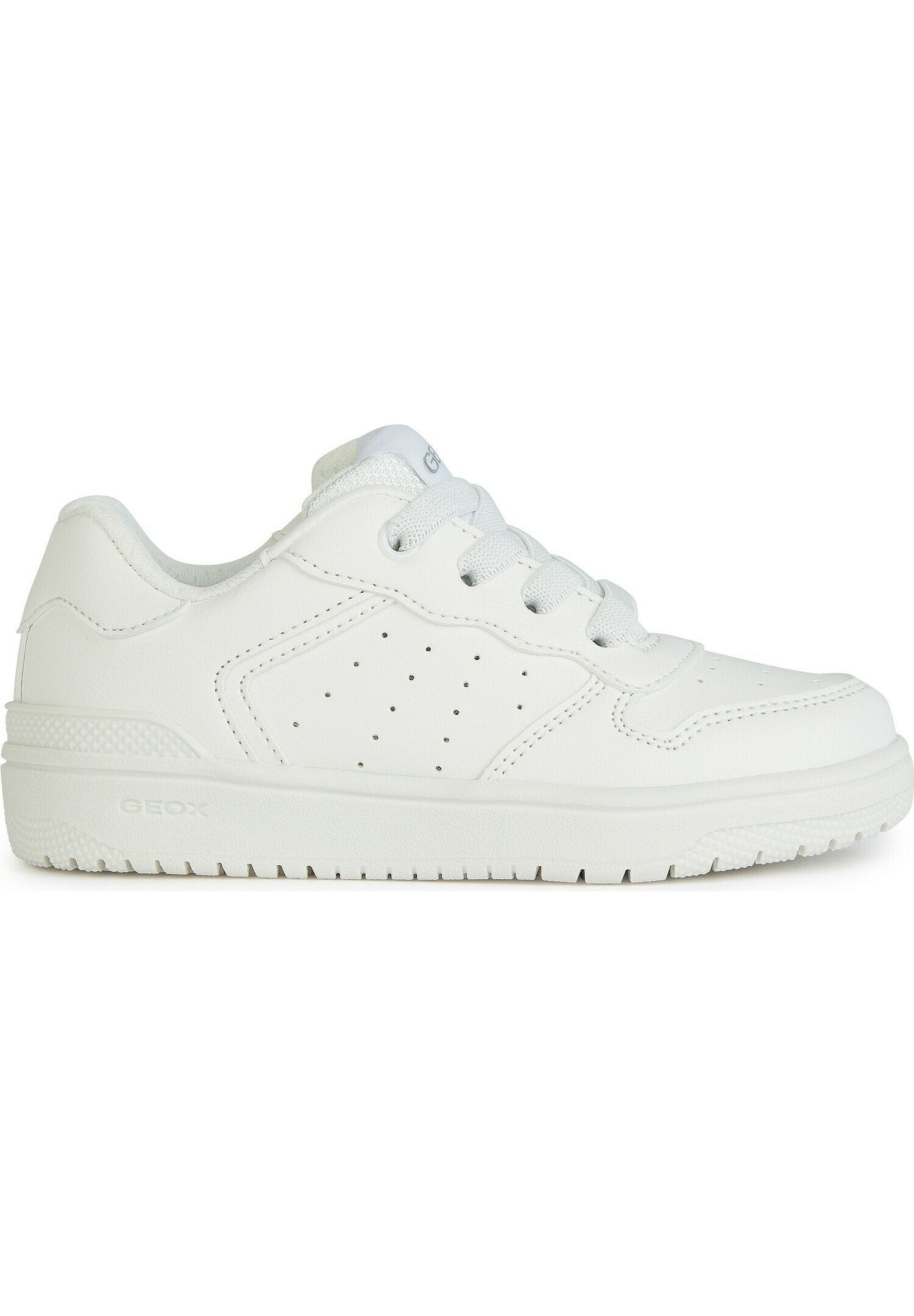 Weiße Ledersneaker mit durchbrochenen Details an der Seite, flachen Schnürsenkeln und einer strukturierten Gummisohle. Mit einem dezenten Logo auf der Zunge.