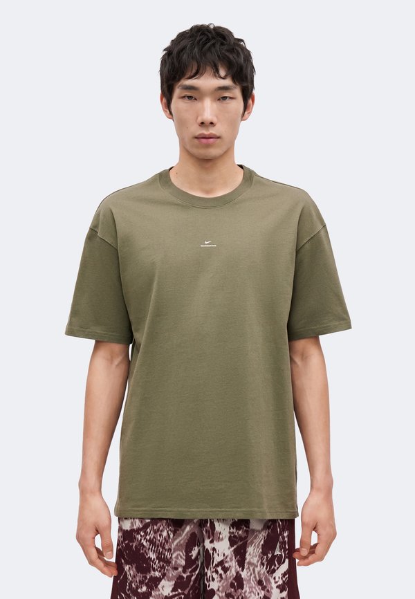 Nike Performance STANDART ISSUE TEE - Sports T-shirt - medium olive/pale ivory