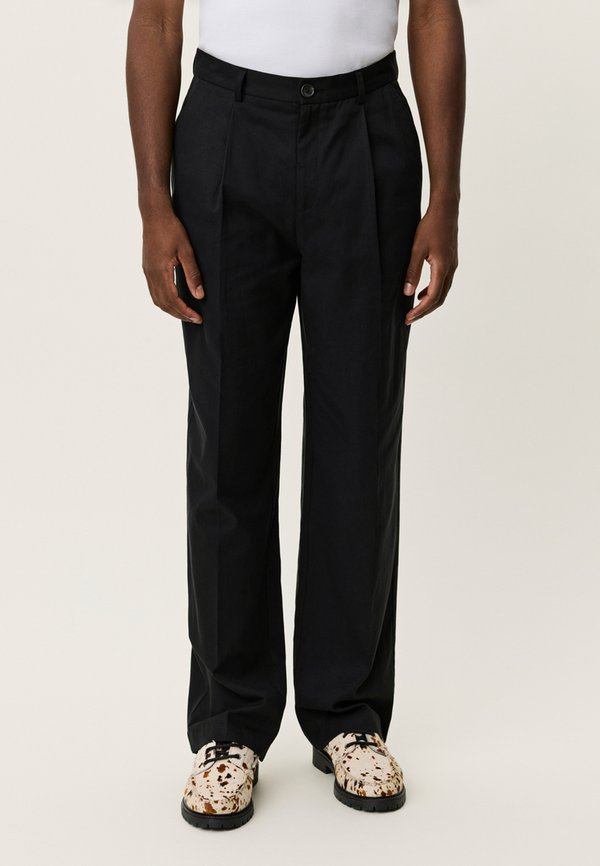 Les Deux REECE PLEATED SUIT PANTS